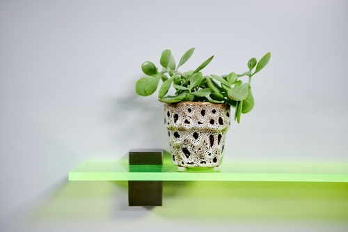 Eklektyzm w natarciu. Tworzywa sztuczne to nowi bohaterowie wnętrz z Instagrama